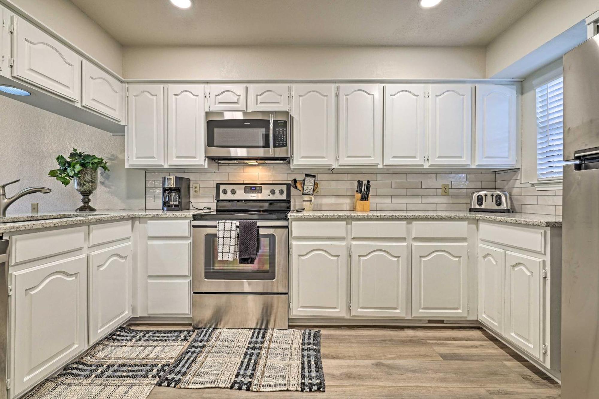 Modern Lakeside Golf Course Retreat With Deck! Canyon Lake Bagian luar foto