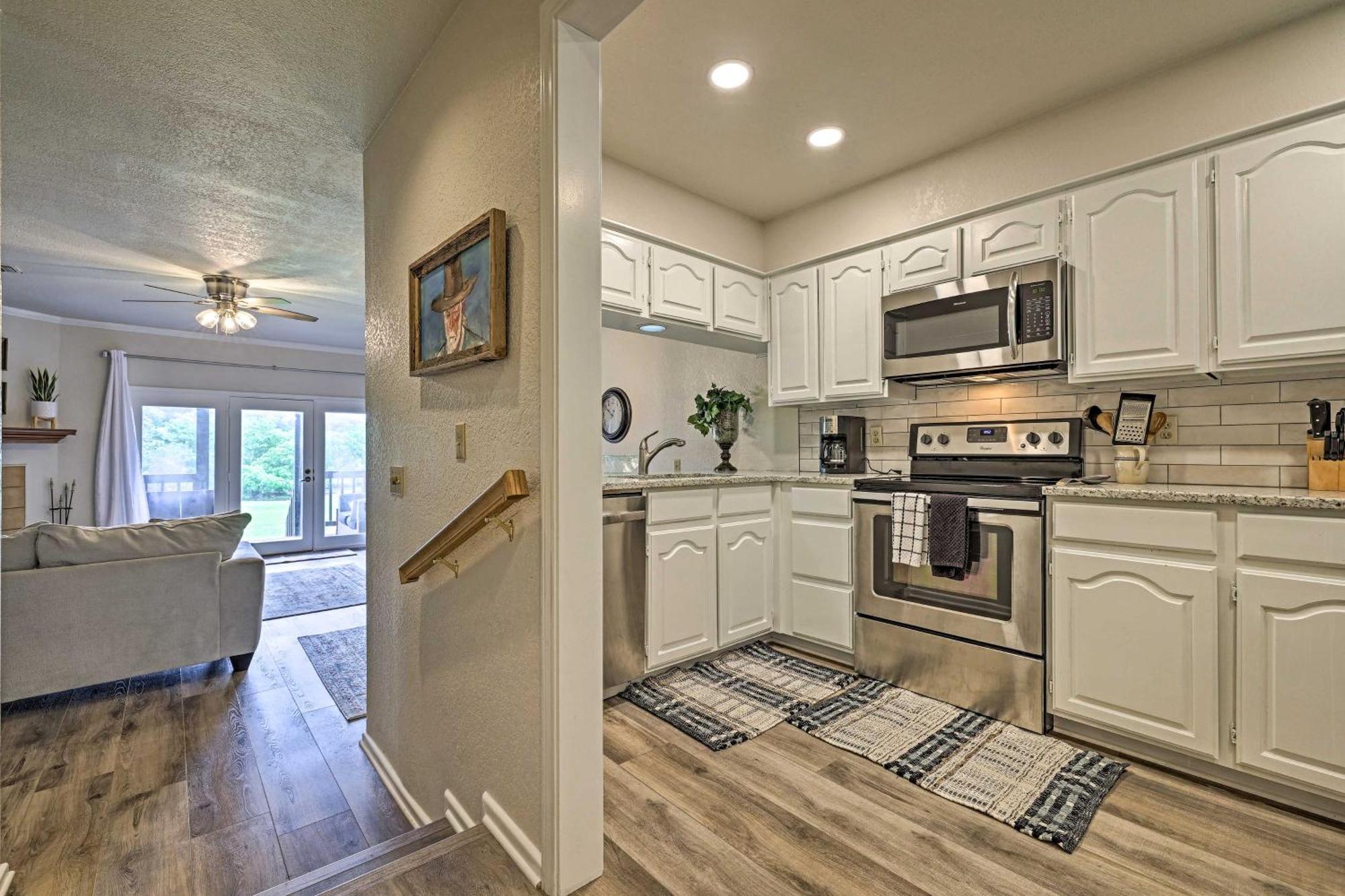 Modern Lakeside Golf Course Retreat With Deck! Canyon Lake Bagian luar foto