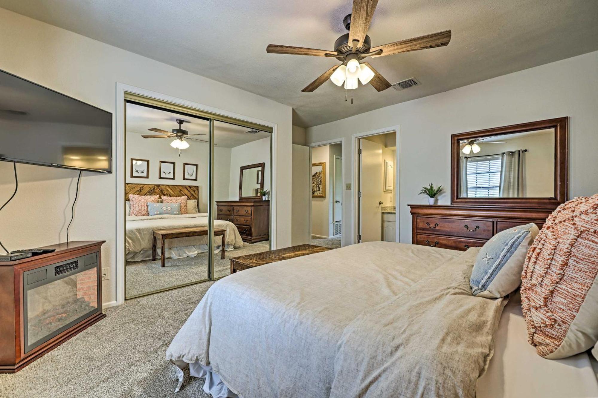 Modern Lakeside Golf Course Retreat With Deck! Canyon Lake Bagian luar foto