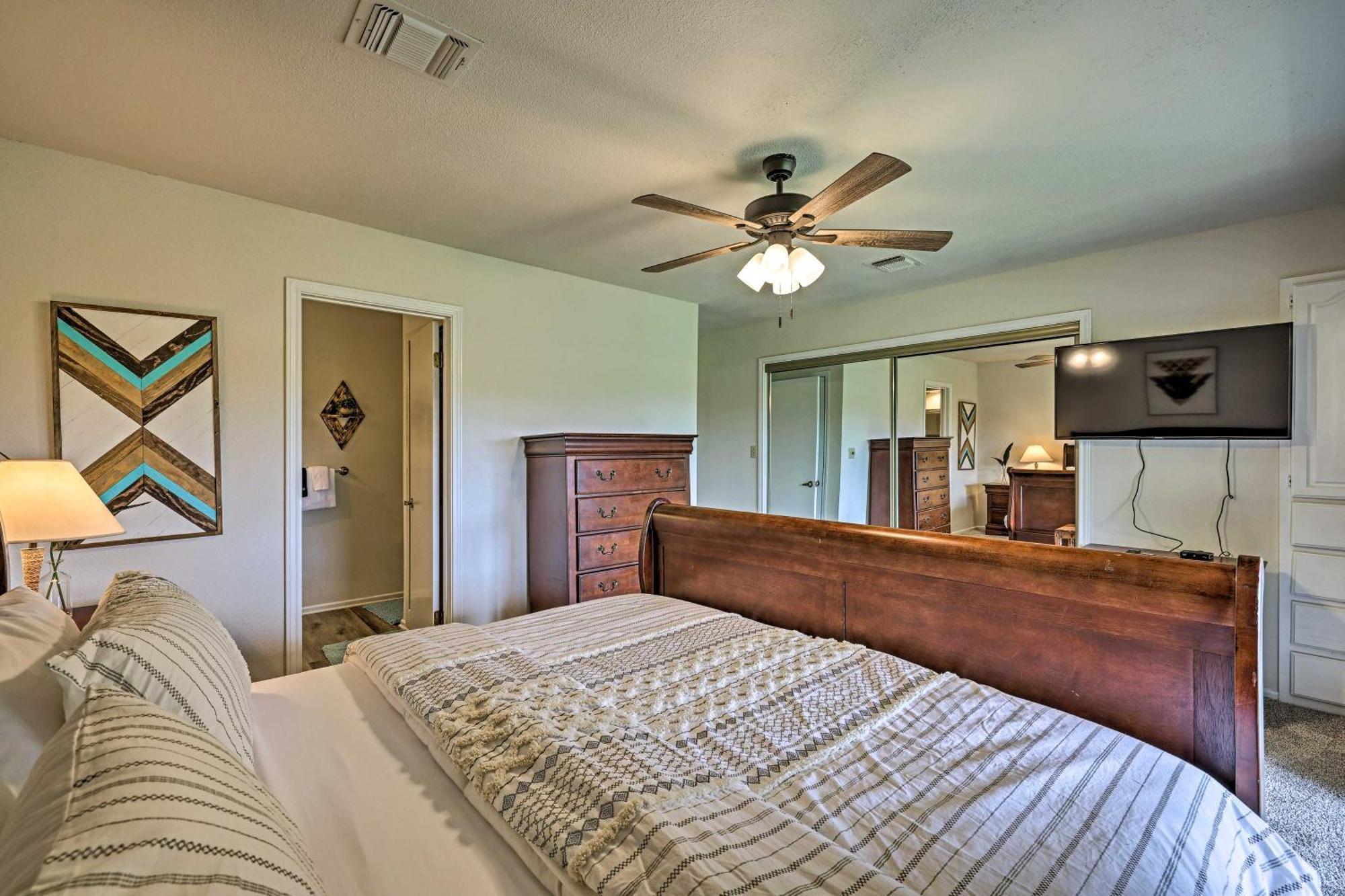 Modern Lakeside Golf Course Retreat With Deck! Canyon Lake Bagian luar foto