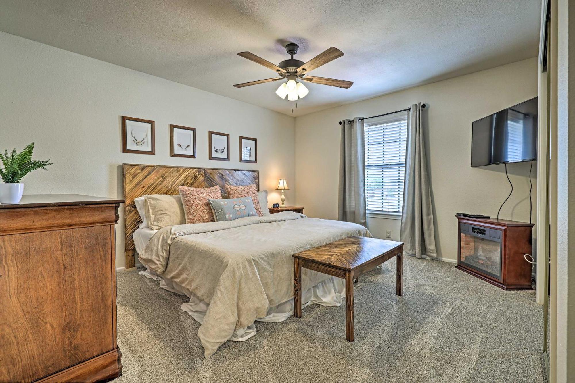 Modern Lakeside Golf Course Retreat With Deck! Canyon Lake Bagian luar foto