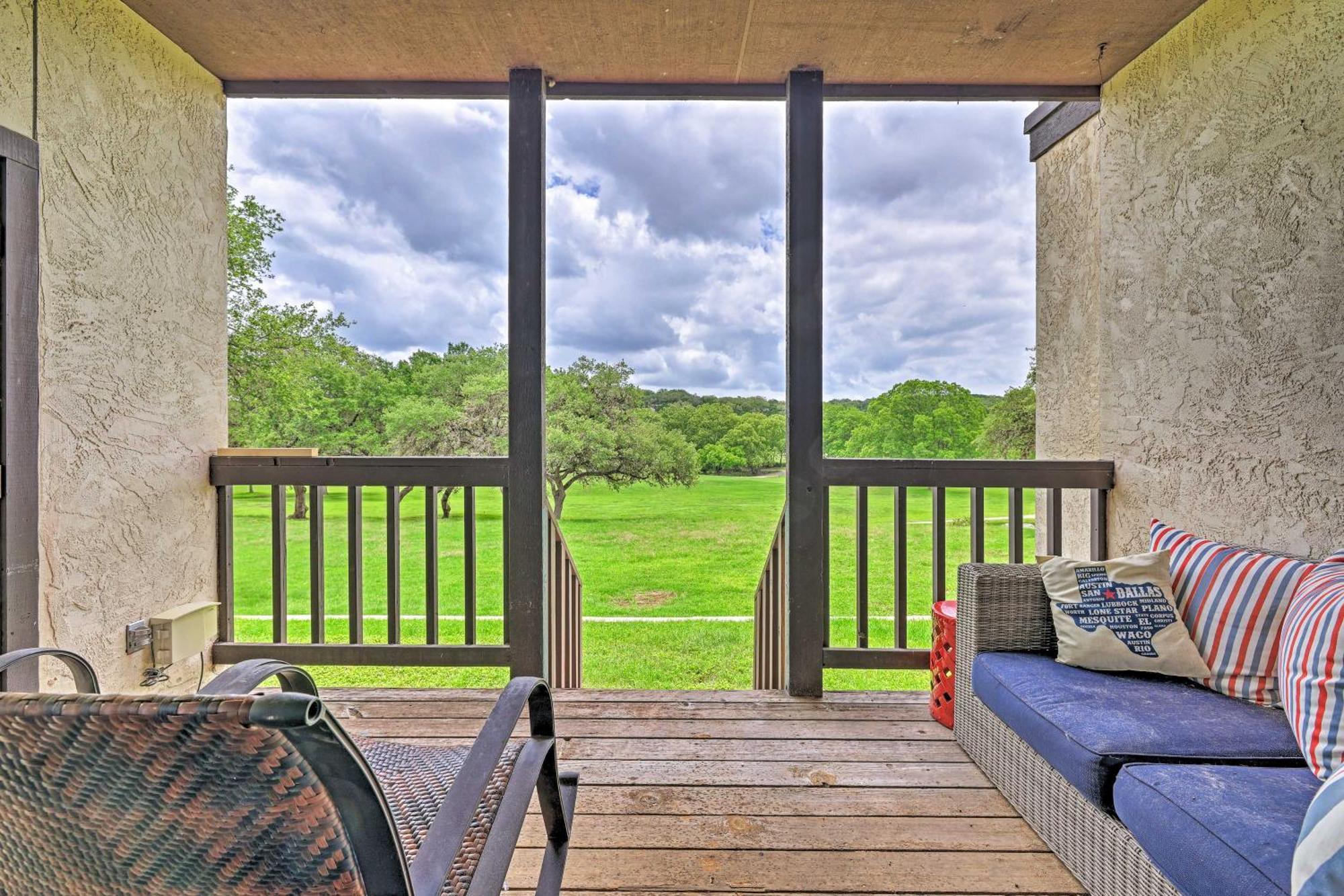 Modern Lakeside Golf Course Retreat With Deck! Canyon Lake Bagian luar foto